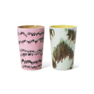 Voeg een retro tintje toe aan je collectie met de HK Living 70s Ceramics Theekop Baroque 2 st.-twee keramische kopjes in roze en golvend bruin, plus lichtgroen en geel, perfect voor elke theekop of handgemaakte mok fan.