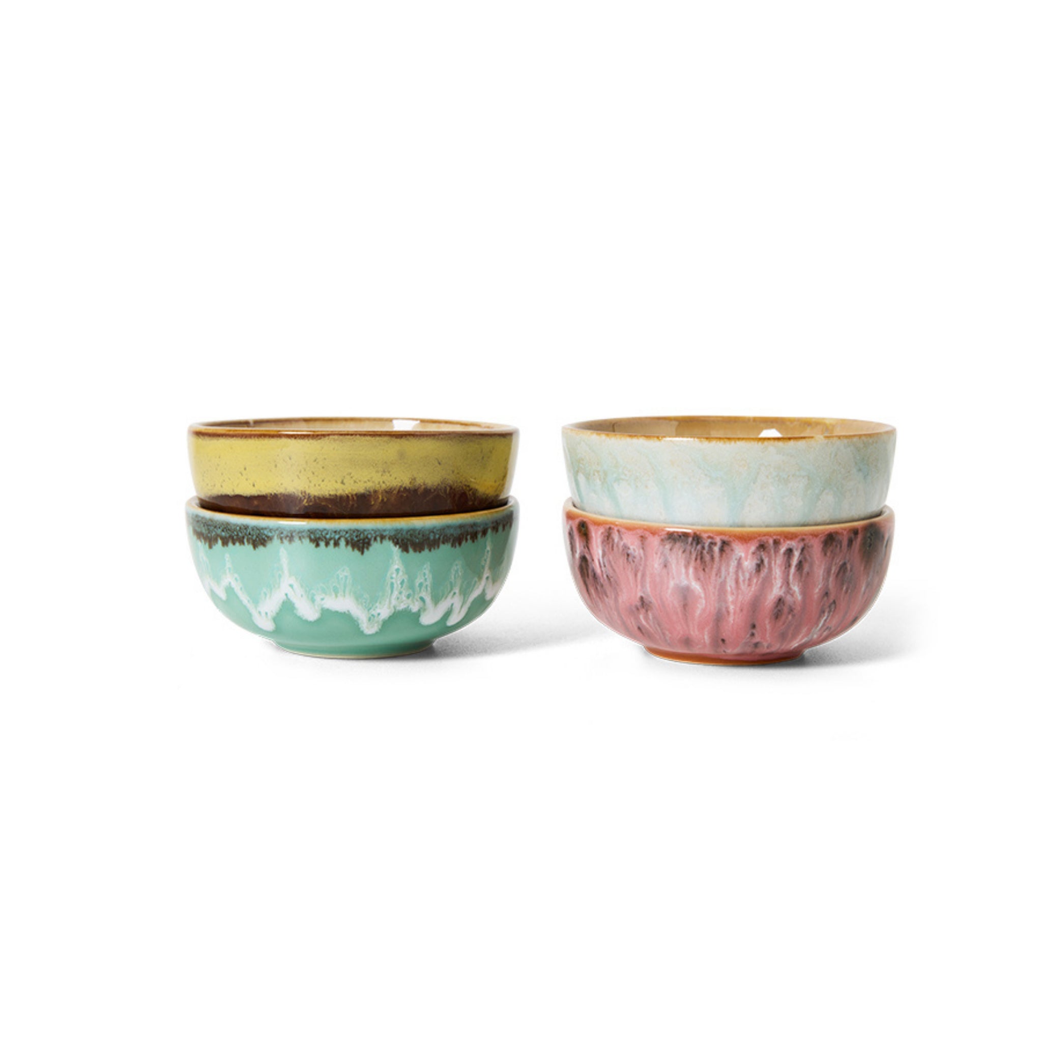 Twee stapels schaaltjes van keramiek op een witte achtergrond: links groene en gele HK Living 70s Ceramics XS Kom, rechts blauwe en roze HK Living Modernist schaaltjes met artistieke textuur.