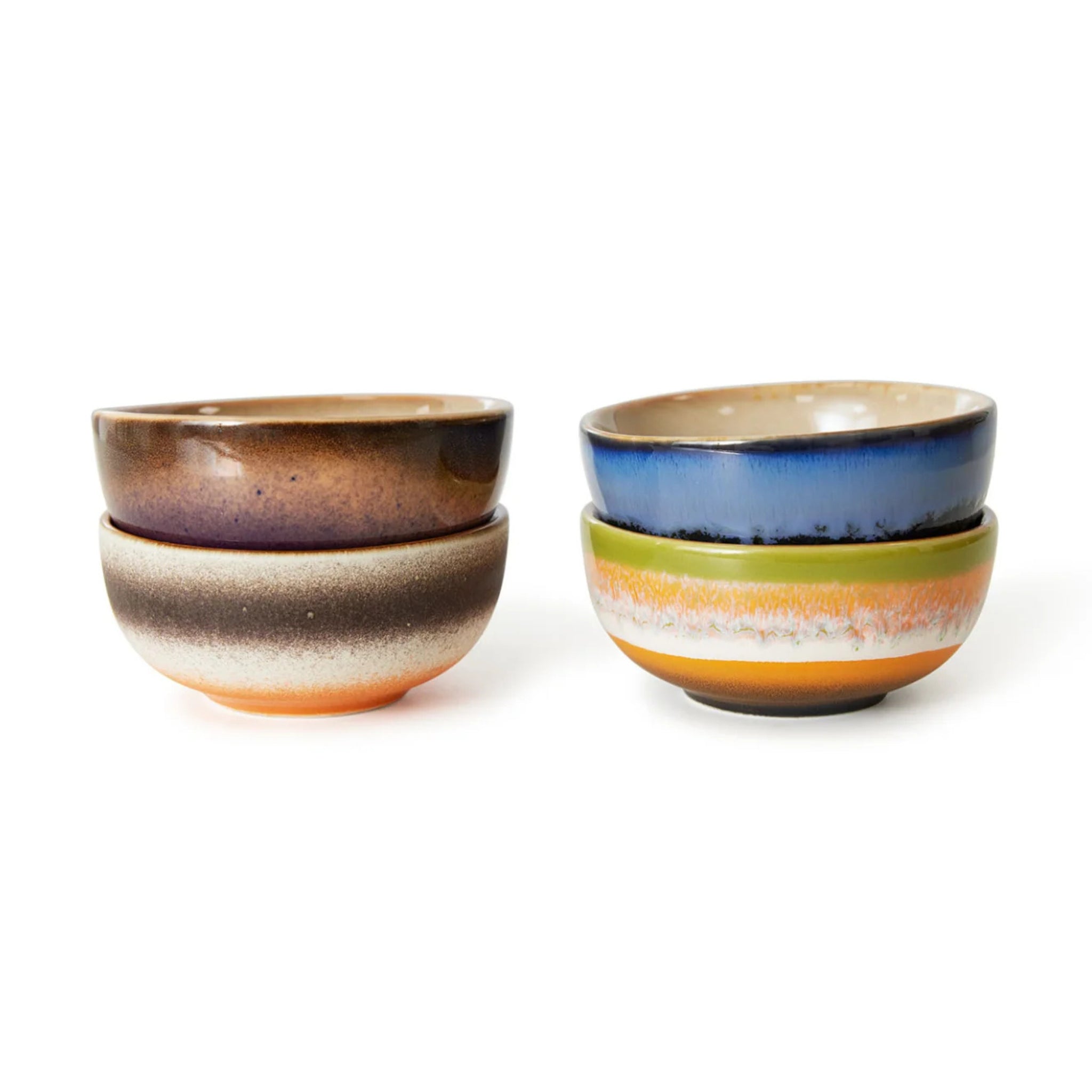 De HK Living 70s Ceramics XS Kom Sierra 4 st. set bestaat uit vier kleine keramische kommen in aardetinten met retro-geïnspireerde glazuren en structuurpatronen, perfect om een vintage tintje aan je tafel te geven.