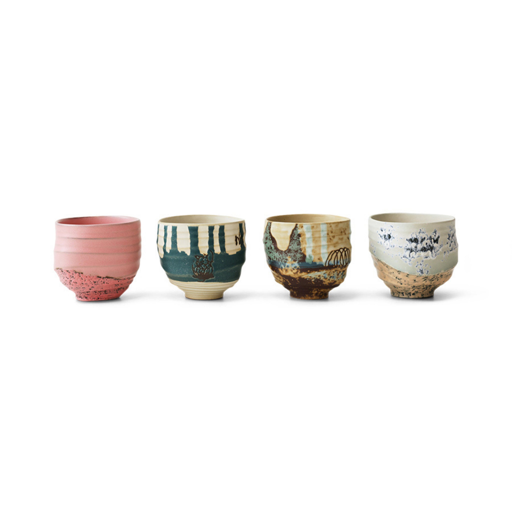 De HK Living Artist Ceramics Koffiekop 4 st. set van HK Living bestaat uit vier handgeschilderde koffiekopjes, elk met een eigen kleur en artistieke textuur - roze, groen, bruin en blauw - gerangschikt in een rij op een witte achtergrond.