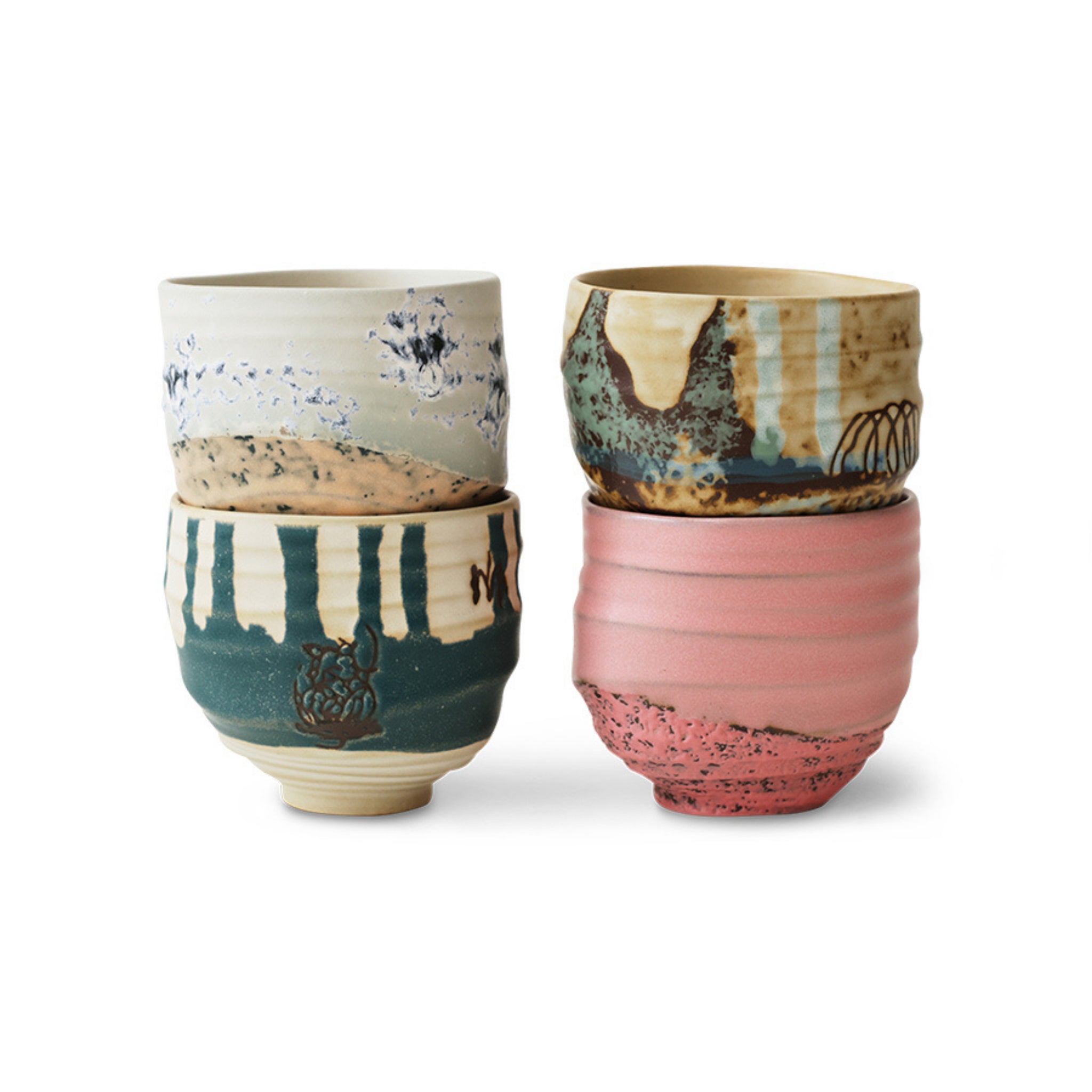 De HK Living Artist Ceramics Koffiekop 4 st. set bestaat uit vier keramische kopjes in aardetinten - blauw, roze en beige - met unieke abstracte patronen en een rustieke, artistieke uitstraling van HK Living. De kopjes worden per twee gestapeld voor een stijlvolle display.