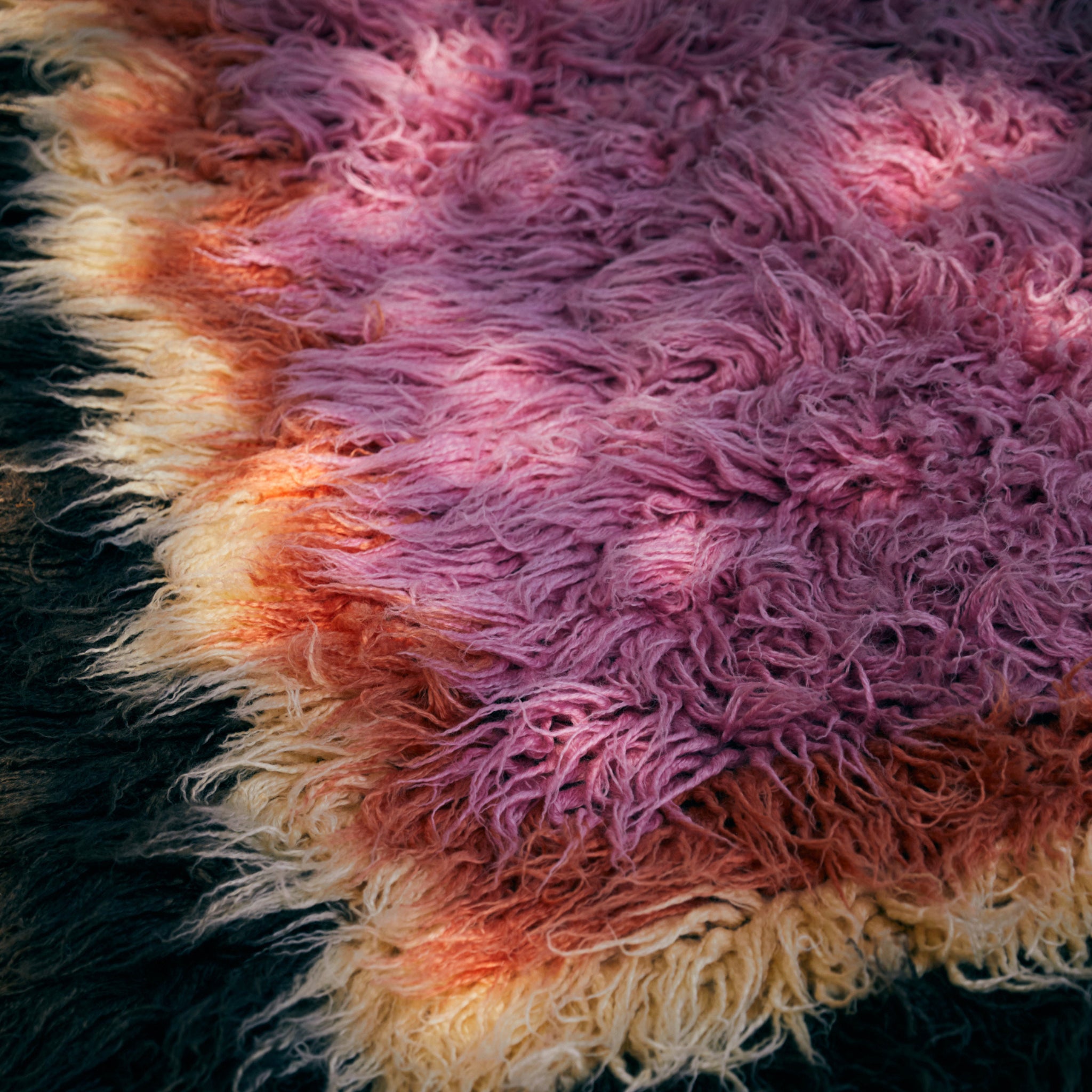 Een close-up van de HK Living Fluffy Tapijt Downtown 180/120, met golvende paarse, rode, crème en zwarte patronen - perfect als levendig vloerkleed voor elke moderne ruimte.