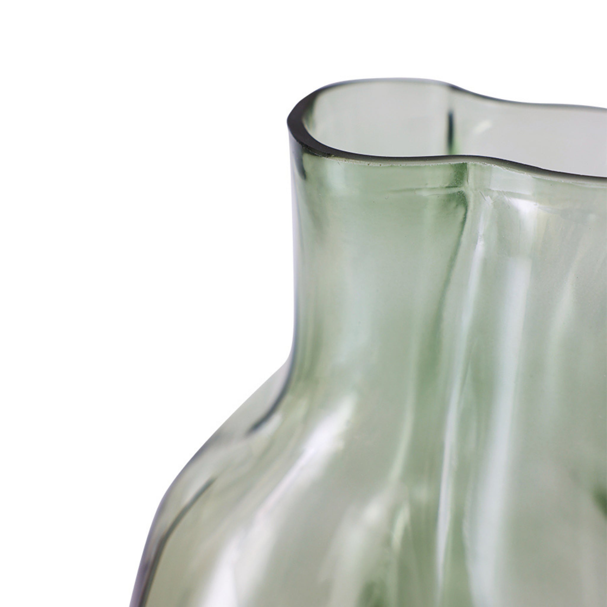 Close-up van de bovenkant van de HK Living Gleam Vaas Olijfgroen H22, met een onregelmatige golvende rand tegen een witte achtergrond.
