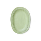 De HK Living New Classics Schaal Muntgroen L is een ovale, lichtgroene schaal van keramiek met een subtiel onregelmatige rand, onderdeel van de HK Living collectie en weergegeven op een effen witte achtergrond.