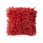 Het HK Living Rugged Kussen Kersenrood 50/50 kussen heeft een vierkante vorm, een dikke ruige noedel-achtige textuur en een diepe kersenrode kleur die de kenmerkende HK Living stijl uitstraalt als je het van bovenaf bekijkt tegen het wit.
