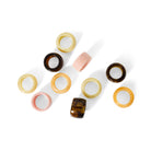 De HK Living Servetring Sunrise 4 st. set heeft grove ringen in crème, bruin, geel, oranje en roze met een gladde glanzende afwerking-ideaal voor een eigentijdse tafeldekking van HK Living. Geplaatst op een witte achtergrond.