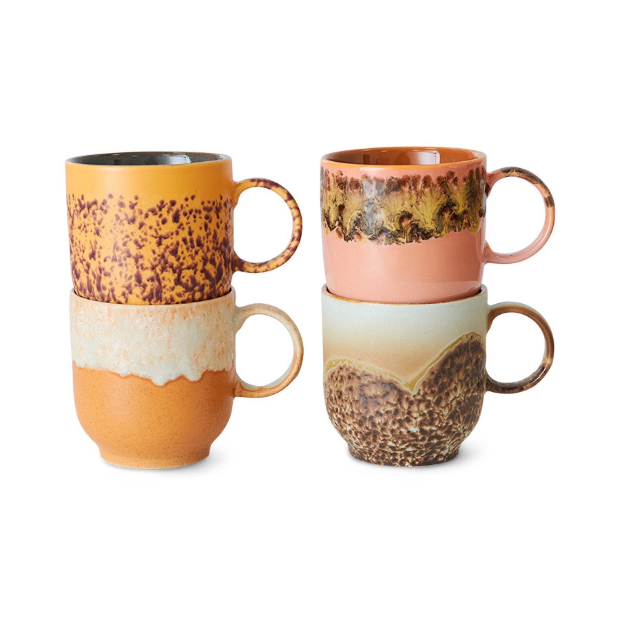 Vier HK Living 70s Ceramics Koffiemok Cape mokken zijn per twee gestapeld, elk met unieke aardse, gespikkelde glazuren in oranje, roze, crème en bruine tinten voor een kenmerkende retro-look.