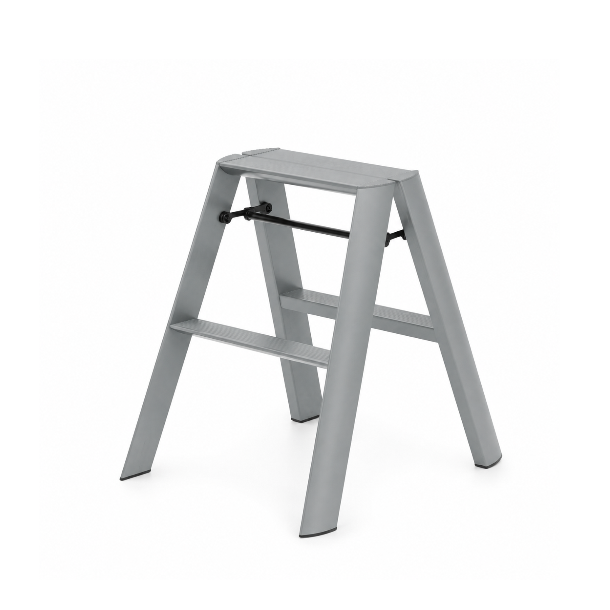 De Hasegawa Lucano-ladder met twee treden in grijs van Hasegawa, met een strak zilverkleurig aluminium frame met brede poten en een stevige zwarte steunbalk, is gefotografeerd tegen een effen witte achtergrond.