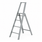 Een Hasegawa Lucano-ladder met 4 treden in grijs, van Hasegawa, met een zilverkleurig aluminium frame, staat open op een witte achtergrond. De ladder heeft een breed bovenste platform en stevige steunpoten voor extra stabiliteit.