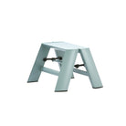 De Hasegawa Lucano Ladder 1 Step in Dusty Mint is een compact, stijlvol opstapkrukje met brede poten en een rechthoekig blad - perfect als modern opstapje voor elke ruimte.
