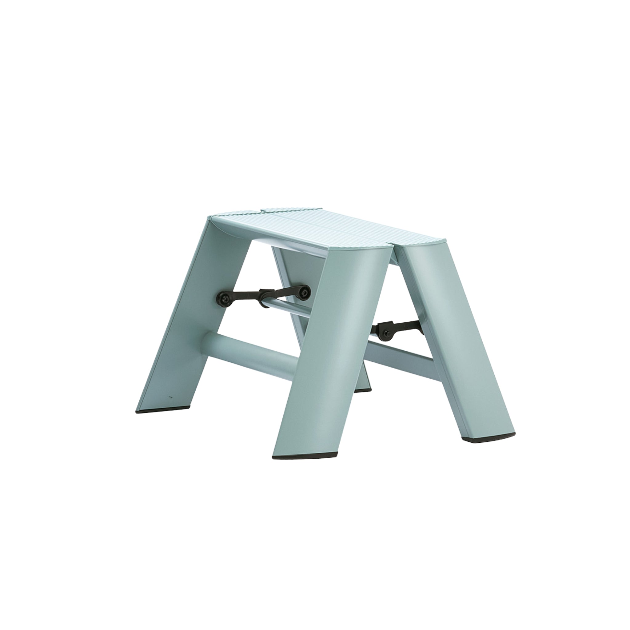 De Hasegawa Lucano Ladder 1 Step in Dusty Mint is een compact, stijlvol opstapkrukje met brede poten en een rechthoekig blad - perfect als modern opstapje voor elke ruimte.