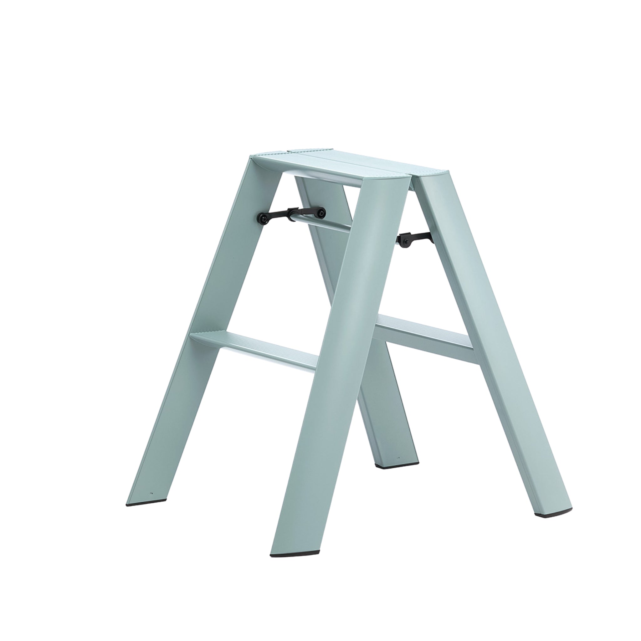 De Hasegawa Lucano Ladder 2 Stap Dusty Mint van Hasegawa heeft een minimalistisch Japans ontwerp en staat open tegen een witte achtergrond.