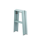 De Hasegawa Lucano Ladder 2 Step Dusty Mint van Hasegawa is een modern, opvouwbaar opstapje geïnspireerd door Japans design, met twee brede poten en een opstapje, rechtopstaand op een witte achtergrond.