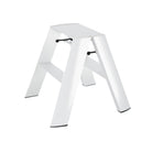 De Hasegawa Lucano Ladder 2 Step Wit Breed van Hasegawa is een wit, modern opvouwbaar opstapkrukje met brede poten en antislipvoetjes, geïnspireerd op Japans design, afgebeeld tegen een effen witte achtergrond.