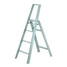 De Hasegawa Lucano Ladder 4 Step Dusty Mint van Hasegawa, met een stevig frame en strak Japans ontwerp, staat open en bekeken vanaf de zijkant tegen een witte achtergrond.