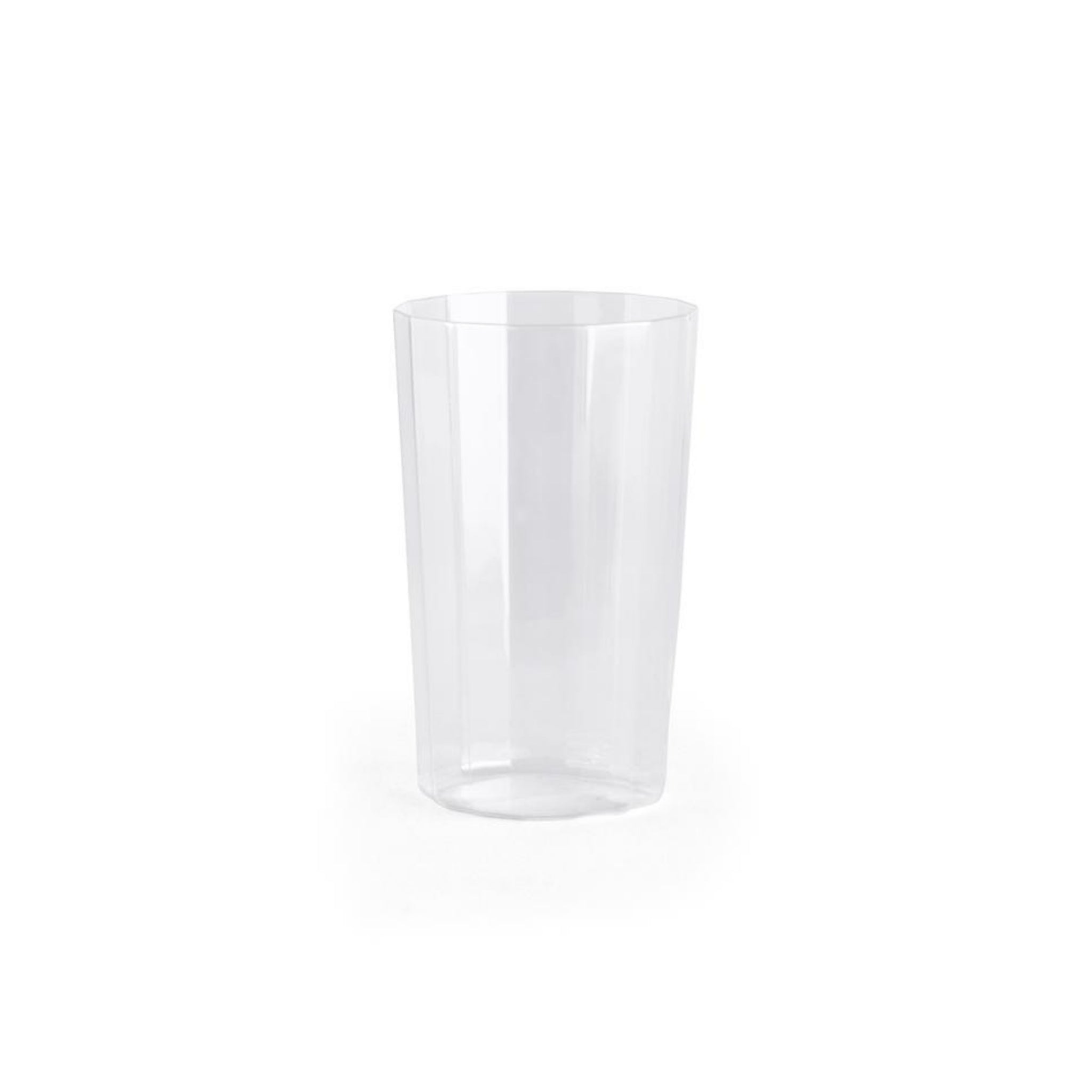 Een set Hay Angle Longdrink Glazen (4 st.) staat rechtop op een witte achtergrond en weerspiegelt de eenvoudige elegantie die kenmerkend is voor Hay glaswerk.