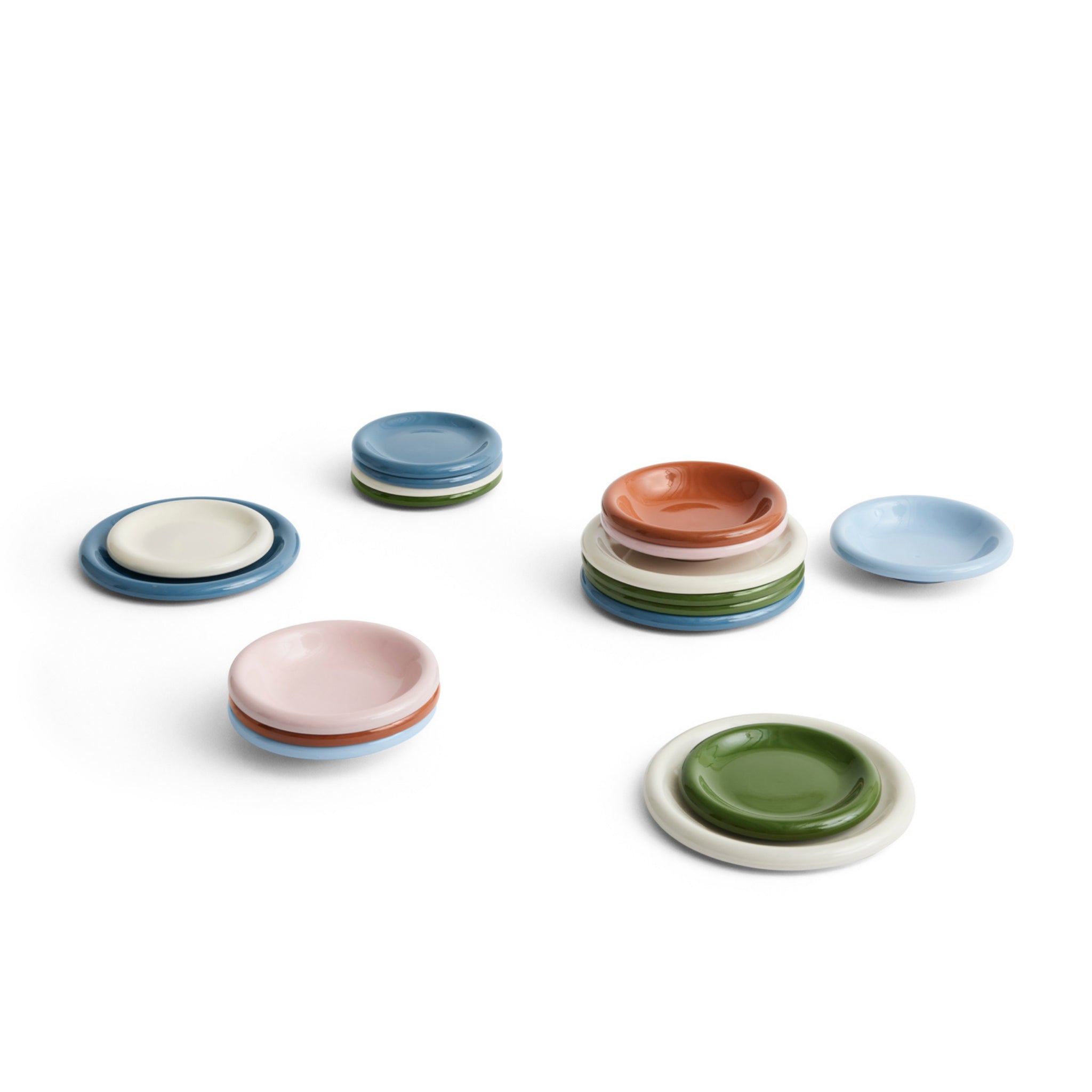 Twee kleine, ronde Hay Barro Borden Groen D18 borden van Hay zijn gestapeld op een wit oppervlak met veel lege ruimte eromheen.