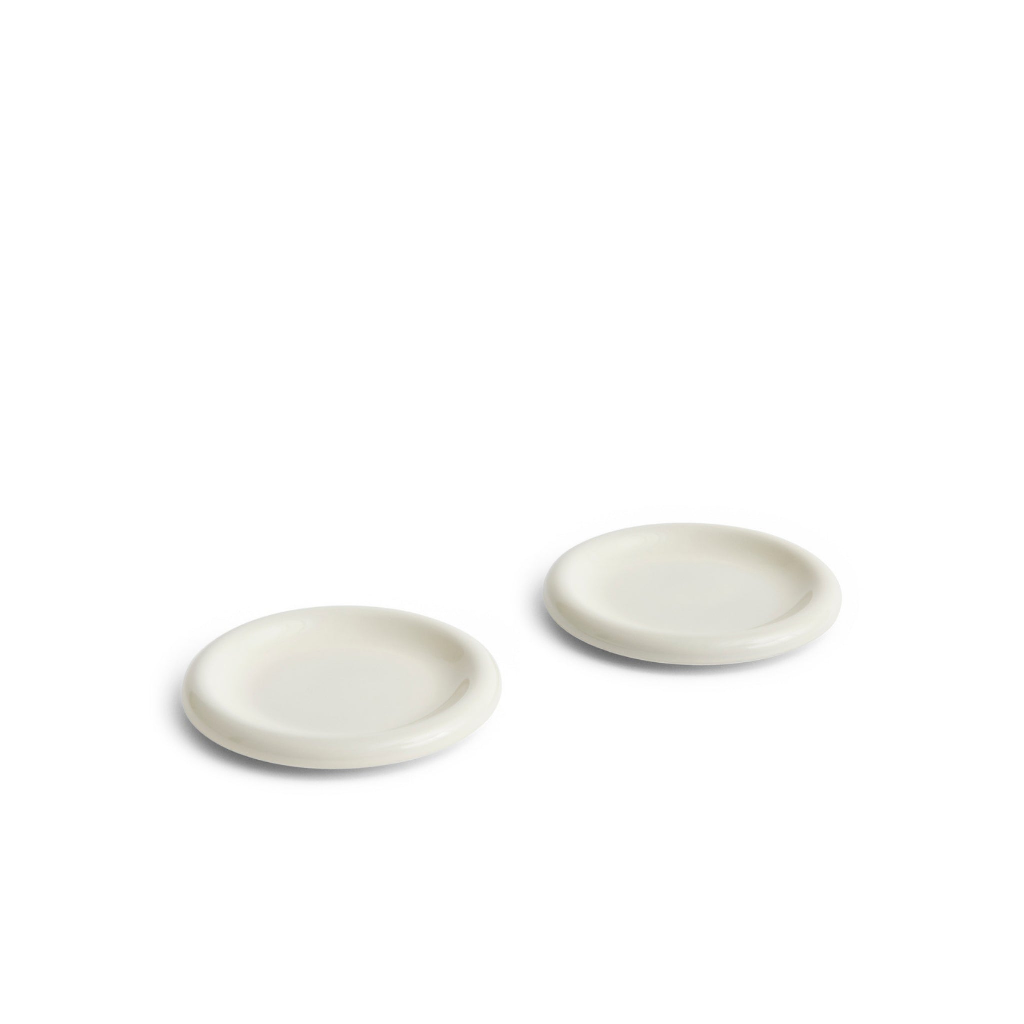 Twee Hay Barro Borden Off-White D18 borden (set van 2) van Hay staan iets uit elkaar op een effen witte achtergrond.