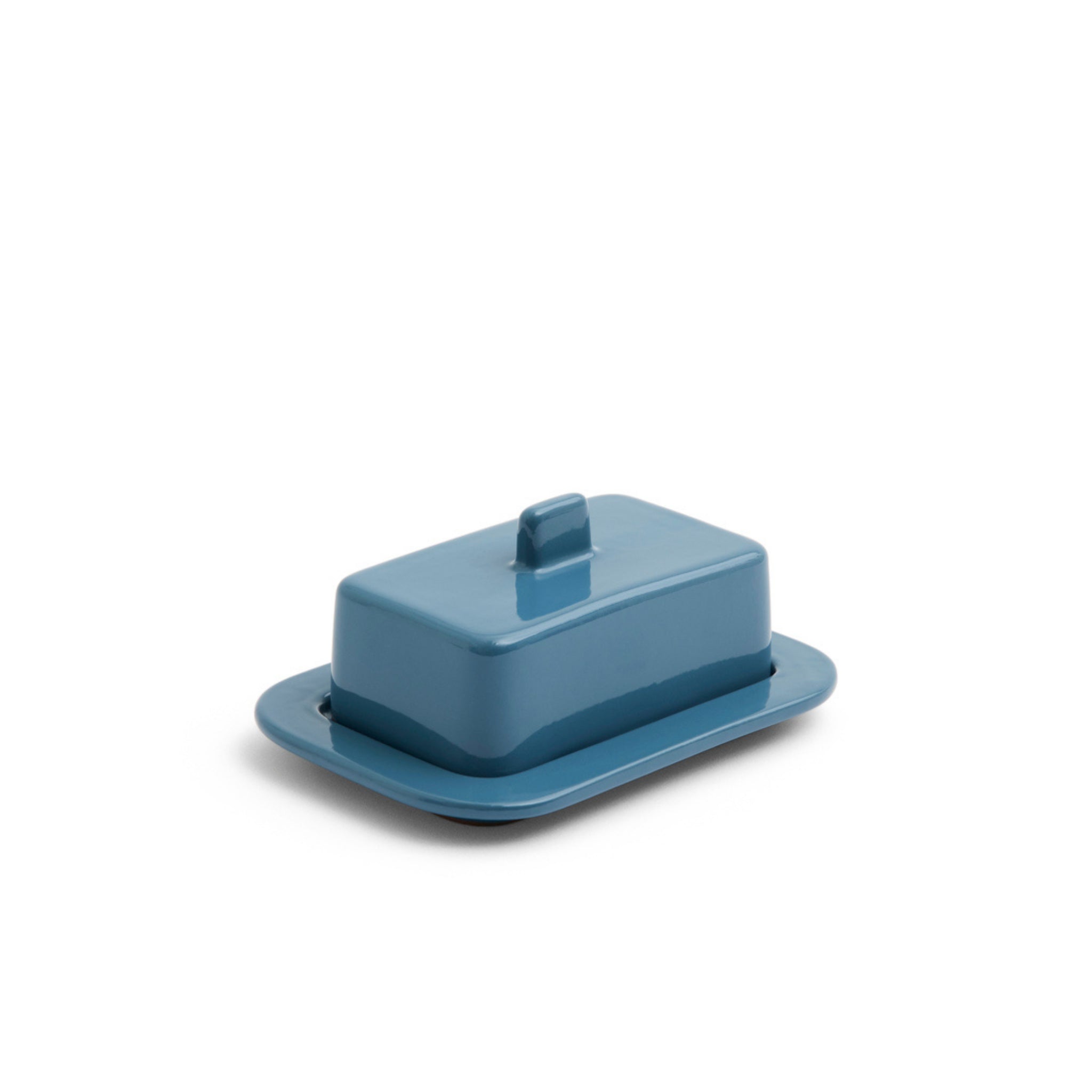 De Hay Barro Boterschaal Donkerblauw is een rechthoekig botervlootje met bijpassend deksel en handvat, dat een klassieke stijl toevoegt aan je terracotta servies. Weergegeven op een vlakke witte achtergrond.