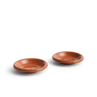 Twee Hay Barro Diepe Borden Terracotta D20 (set van 2) van Hay worden weergegeven op een witte achtergrond, iets uit elkaar geplaatst.