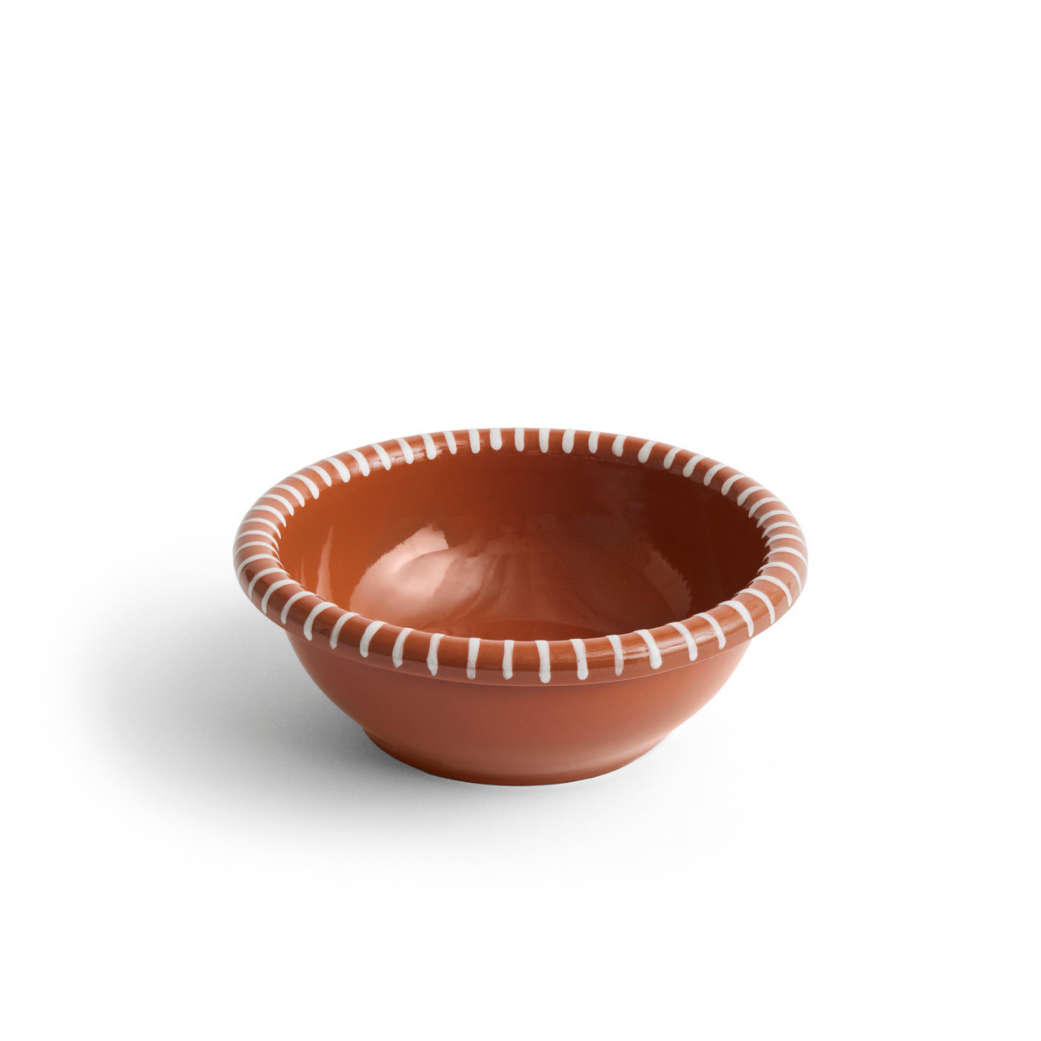 De Hay Barro Kom Terracotta D26 van Hay is een ronde, roodbruine schaal van keramiek met een glanzende afwerking en decoratieve witte gestikte rand, afgebeeld tegen een effen witte achtergrond.
