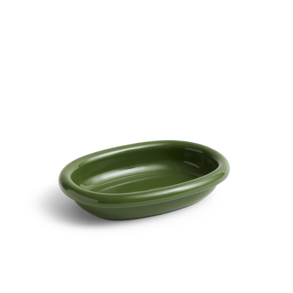 De Hay Barro Ovale Schaal Groen 20/27 van Hay is een ovale, glanzend groene schaal van terracotta met een opstaande rand, afgebeeld tegen een effen witte achtergrond.