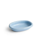 De Hay Barro Ovale Schaal Lichtblauw 20/27 is een lichtblauwe, ovale schaal van keramiek van Hay met gladde randen, afgebeeld op een witte achtergrond.