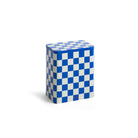 De Hay Blikken Doos Blauw Off-White L van Hay is een rechthoekig blik met een blauw en gebroken wit dambordpatroon, ideaal voor het bewaren van droge etenswaren, afgebeeld tegen een effen witte achtergrond.