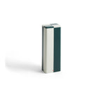 De Hay Blikken Doos Groen Off-White Slim van Hay is een hoge, smalle metalen doos met een brede donkergroene en een off-white baan, rechtopstaand tegen een effen witte achtergrond.