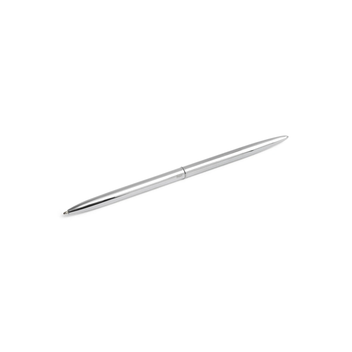 De Hay Bullet Pen Zilver van Hay is een slanke, glanzend zilveren metalen pen, schuin liggend tegen een effen witte achtergrond.
