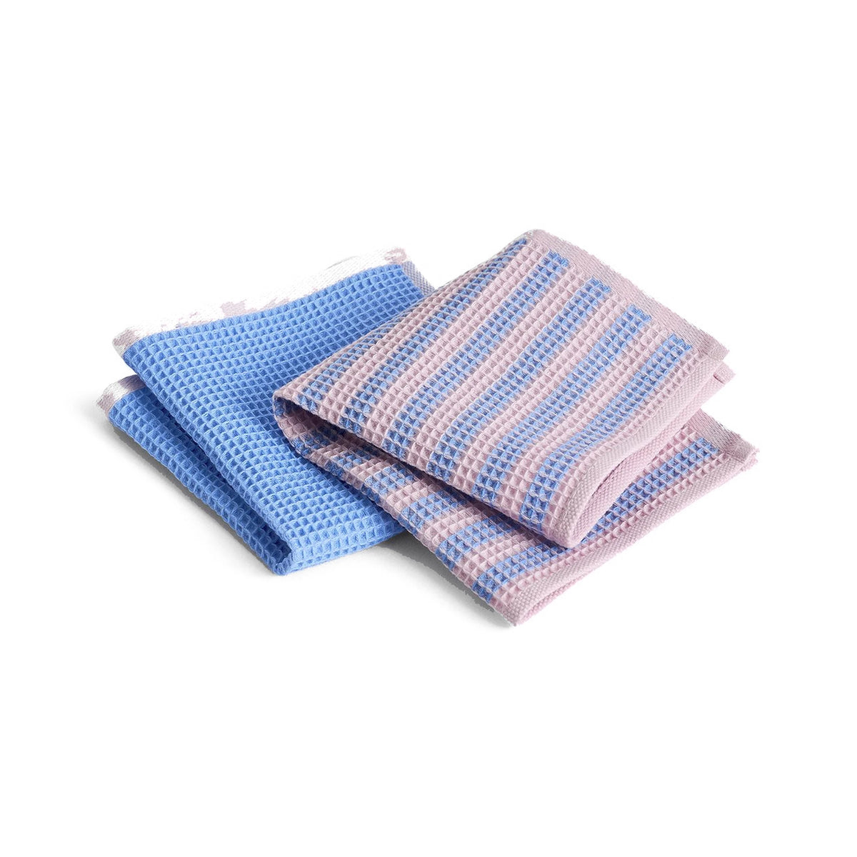 Twee Hay Canteen Vaatdoeken Organic Hemelsblauw Roze van Hay met wafelstructuur, een blauwe en een roze-blauw gestreepte, over elkaar gelegd tegen een effen witte achtergrond.