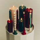 Een brandende Hay Column Kaars Wijn Bordeaux H15 kaars van Hay voegt opvallende rode kleur en geometrische flair toe aan een modern interieur - perfect voor eigentijdse decorhoogtepunten.