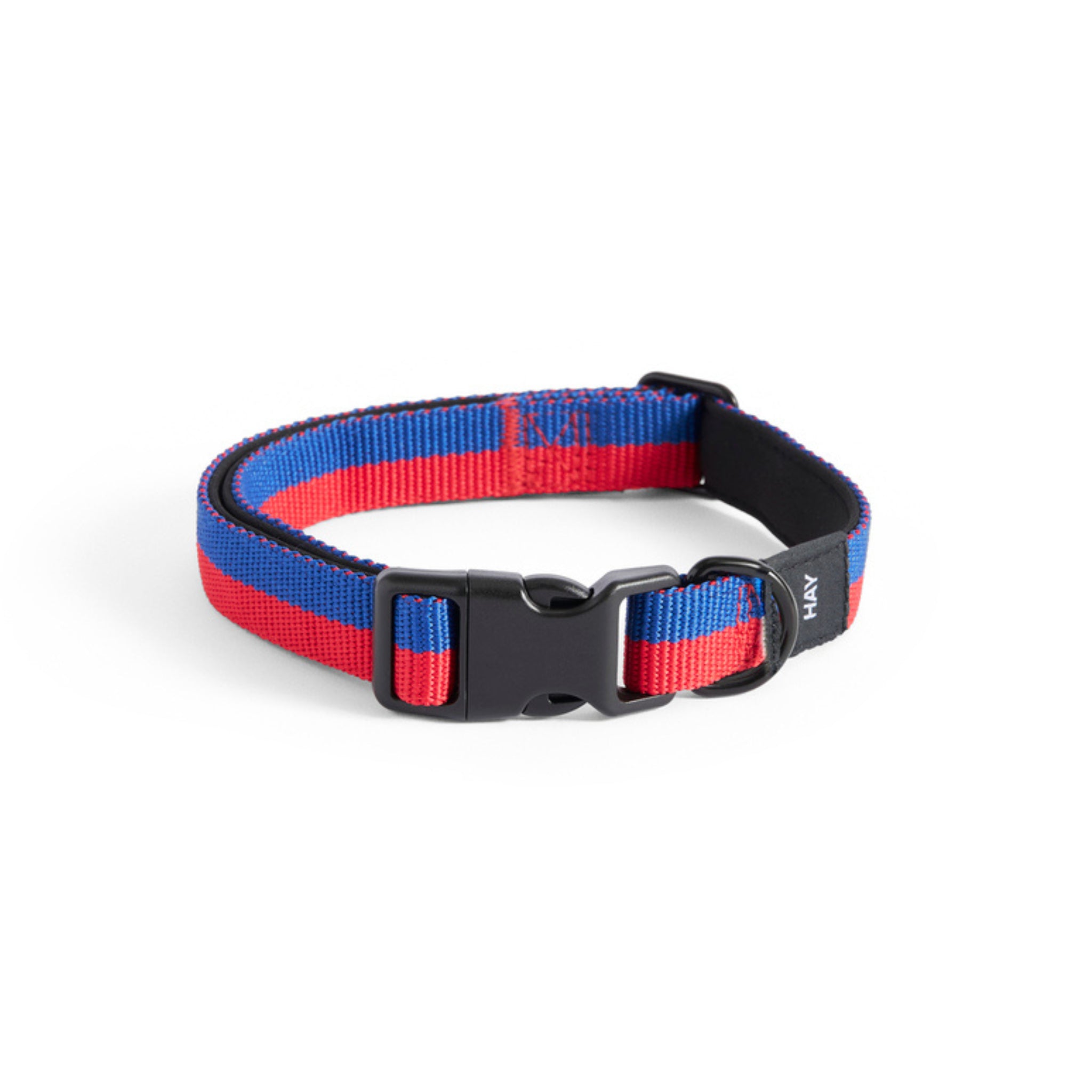 De Hay Dogs Halsband Flat Rood Blauw S/M van Hay is een verstelbare, rood en blauw gestreepte honden halsband gemaakt van gerecycled polyester met een zwarte plastic gesp en metalen D-ring, afgebeeld op een witte achtergrond.