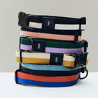 Een stapeltje van vijf Hay Dogs Halsband Flat Rood Blauw S/M van Hay, gemaakt van gerecycled polyester met zwarte sluitingen en HAY-labels, tegen een lichtgrijze en witte achtergrond.