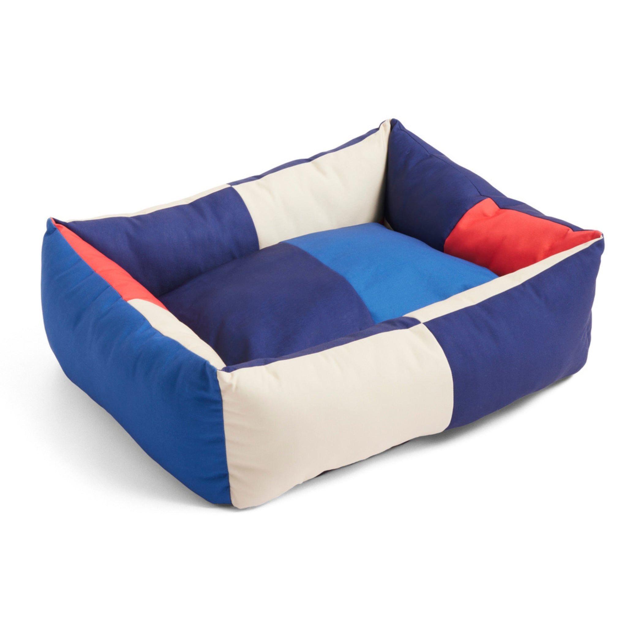 De Hay Dogs Hondenmand Rood Blauw 65/78 van Hay heeft hoge zijkanten en een patchwork ontwerp in rood, blauw en crème. Het zachte binnenkussen zorgt voor comfort voor middelgrote huisdieren.