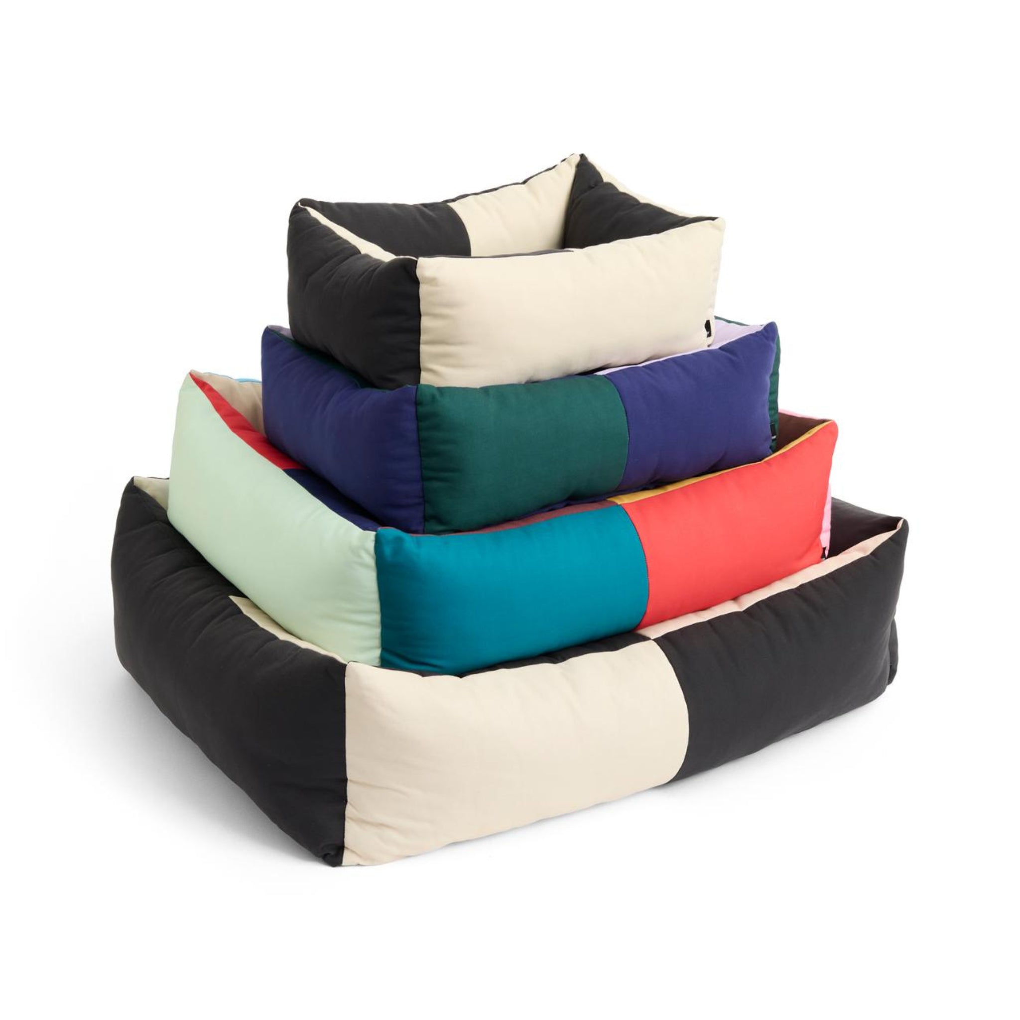 De Hay Dogs Hondenmand Groen Lavendel Blauw 52/60 van Hay is een rechthoekig bed gemaakt van gerecycled polyester, met een patchwork design van zwarte, crème, blauwe, groene, rode en paarse stofblokken.