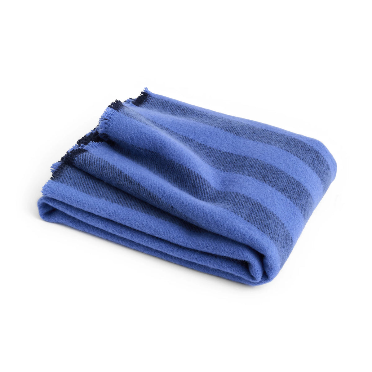 De Hay Duo Plaid Hemelsblauw 130/180 van Hay is een opgevouwen wollen plaid met blauwe strepen in verschillende tinten en franjes aan de rand, tegen een effen witte achtergrond.