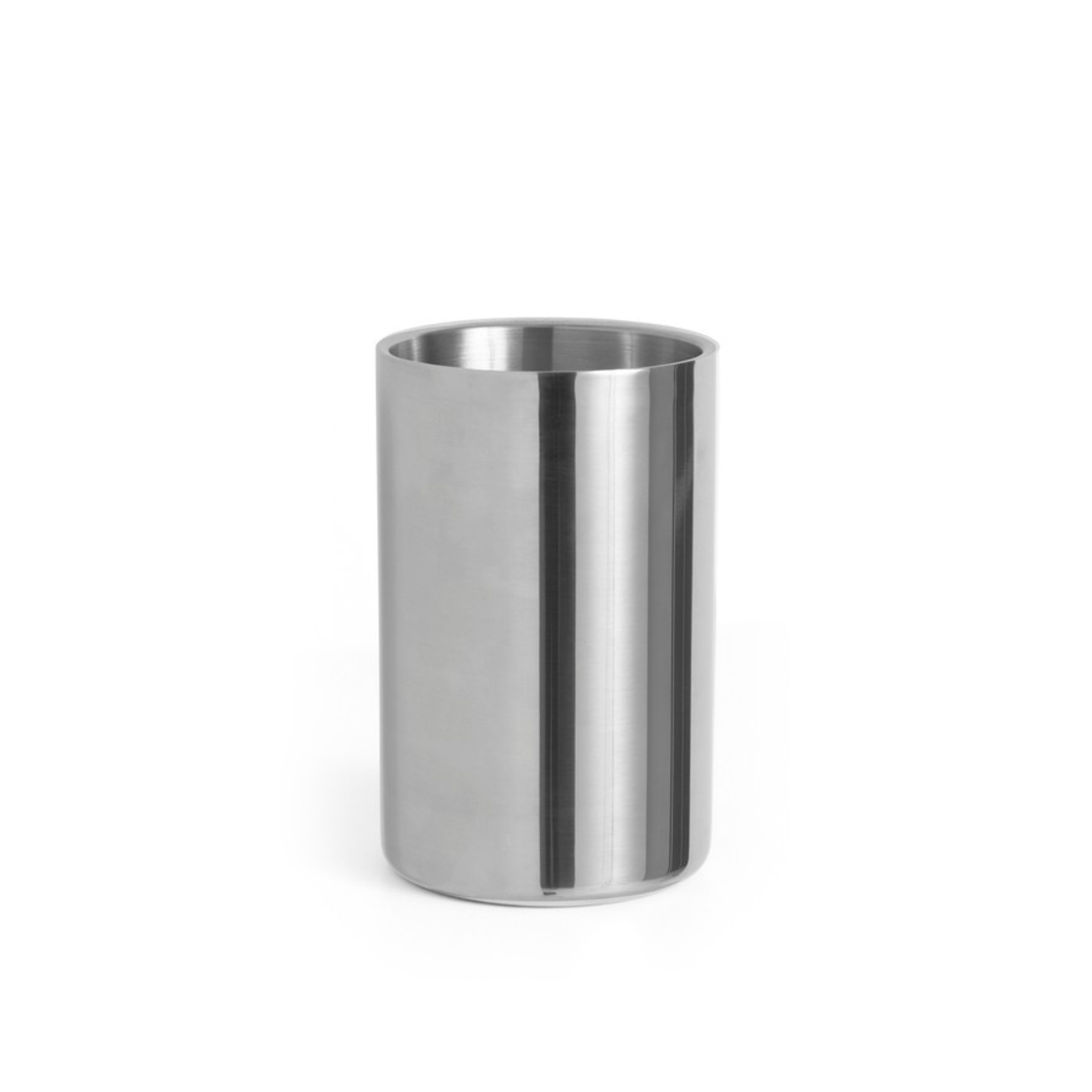 Een eenvoudige, cilindervormige roestvrijstalen beker – de Hay Essential Steel Wijnkoeler van Hay – staat rechtop op een witte achtergrond.