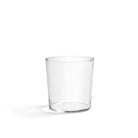 De Hay Glas Helder M van Hay wordt weergegeven op een witte achtergrond, wat het minimalistische ontwerp en de uitzonderlijke helderheid benadrukt.