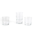 Vier heldere, minimalistische Hay Glas Helder M tumblers van het merk Hay staan op een witte ondergrond. Drie glazen zijn gestapeld en gegroepeerd, terwijl het vierde glas links apart staat.