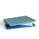 De Hay Slice Snijplank Donkerblauw 25/38 van Hay is een stijlvolle donkerblauwe rechthoekige snijplank van polyethyleen, ideaal voor je keuken.