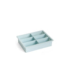 De Hay ijsblokjesvorm Rechthoekig XXL Ijsblauw heeft zes grote vakken om perfecte XXL ijsblokjes te creëren, afgebeeld op een witte achtergrond.