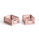 Twee Hay Kleur Krat Mini Blush opbergkratten van Hay, gemaakt van gerecycled plastic met open zijkanten en bodems, staan naast elkaar op een witte achtergrond.