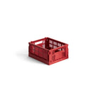 De Hay Kleur Krat Mini Rood van Hay is een klein, felrood opbergkrat met geperforeerde wanden en handgrepen, leeg afgebeeld tegen een effen witte achtergrond.