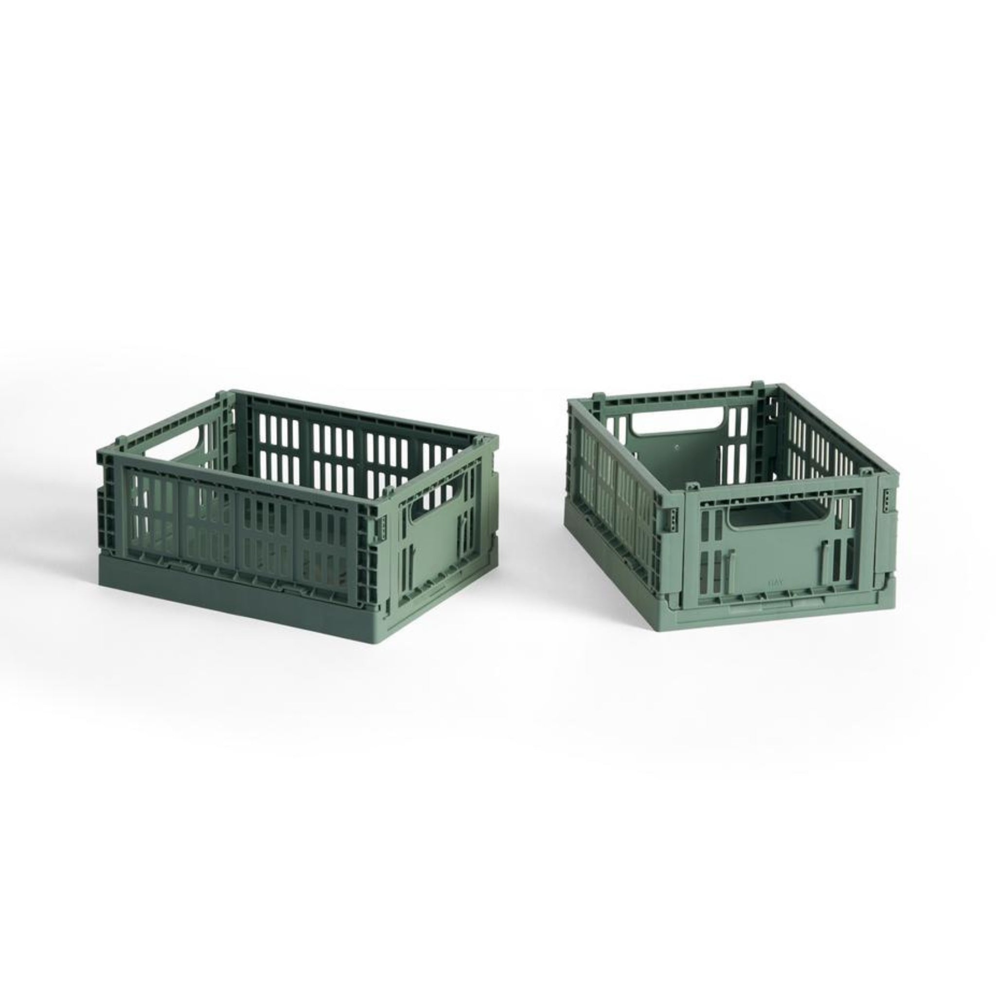 Twee Hay Kleur Krat Mini Saliegroen opbergkratten van Hay, gemaakt van gerecycled plastic met open zijkanten en handgrepen, zijn geplaatst op een witte achtergrond, de ene getoond vanaf de zijkant en de andere vanaf de zijkant.