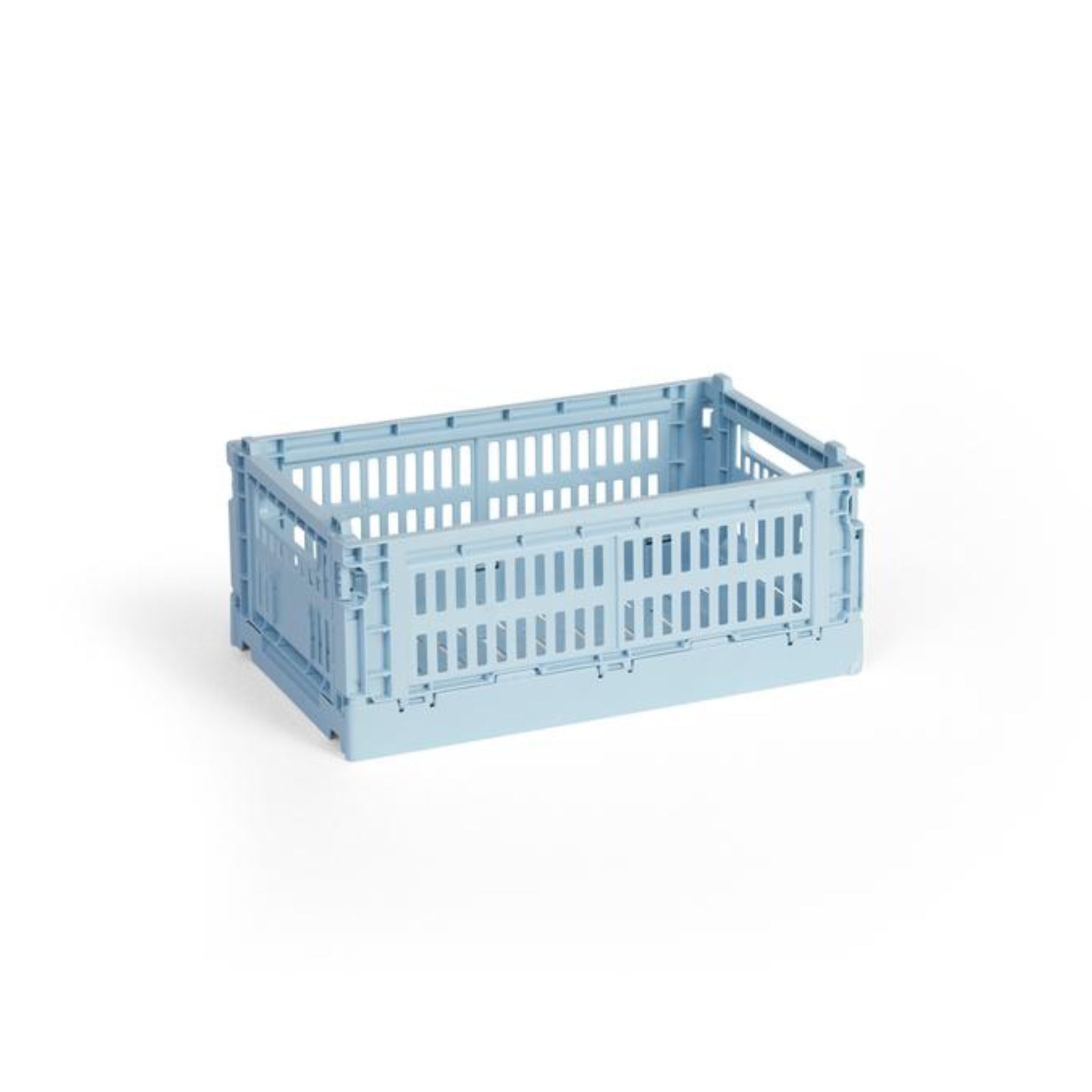De Hay Kleur Krat Small Lichtblauw van Hay is een lichtblauwe, rechthoekige opbergkrat gemaakt van gerecycled plastic, met latten aan de zijkanten en een open bovenkant, afgebeeld op een witte achtergrond.