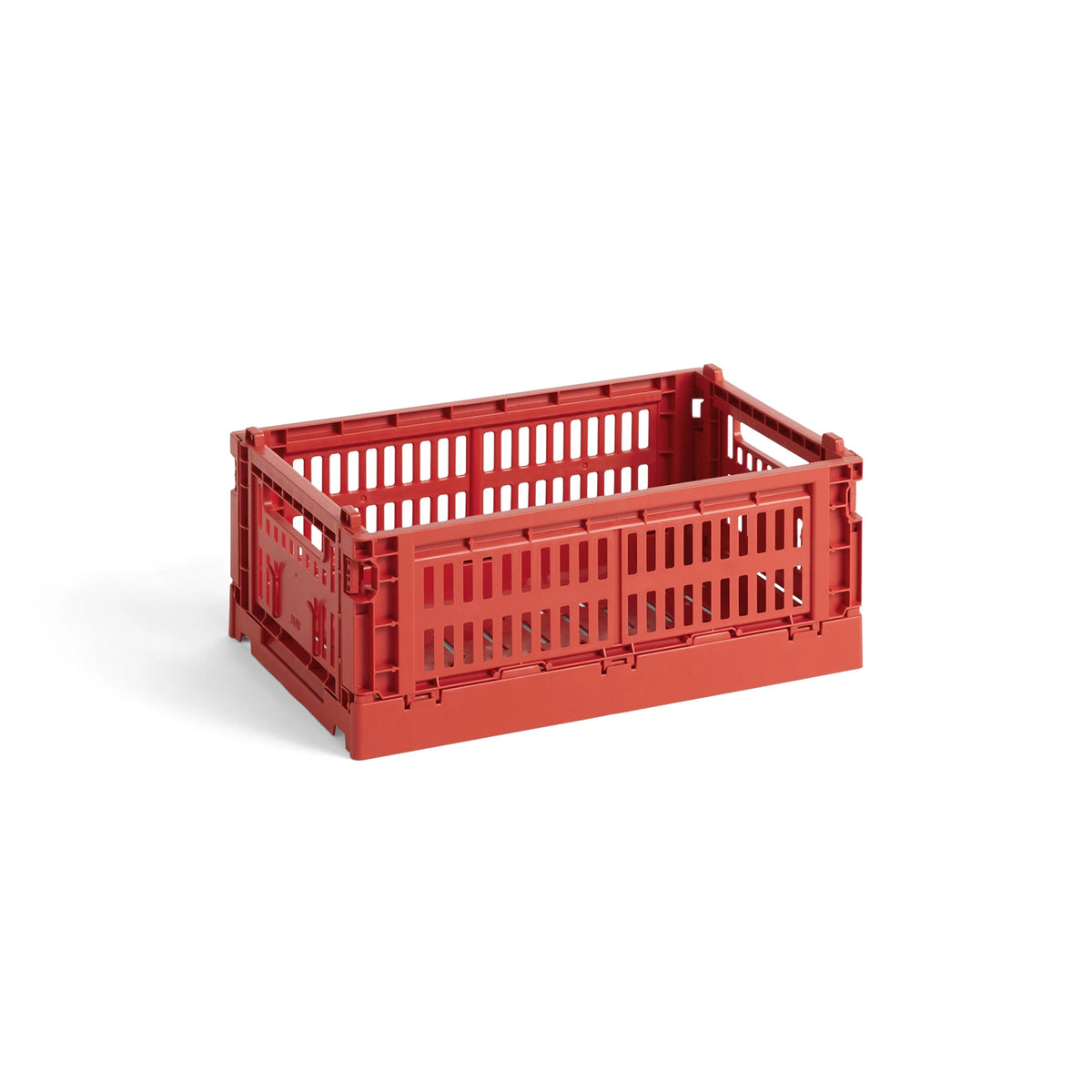 De Hay Kleur Krat Small Rood van Hay is een felrode, rechthoekige opbergkrat met geperforeerde zijkanten en handgrepen, leeg afgebeeld tegen een effen witte achtergrond.