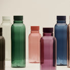 Een groep Hay Miz waterflessen in verschillende kleuren, met vooraan links de Hay Miz Waterfles Donkergroen 720 ml.