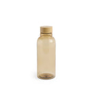 De Hay Miz Waterfles Karamel 540 ml van Hay is een doorschijnende, karamelkleurige fles met bijpassende schroefdop, rechtopstaand tegen een effen witte achtergrond.