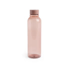 De Hay Miz Waterfles Mauve 720 ml van Hay is een hoge, doorschijnend oudroze fles met een iets donkerdere schroefdop, rechtopstaand tegen een effen witte achtergrond.